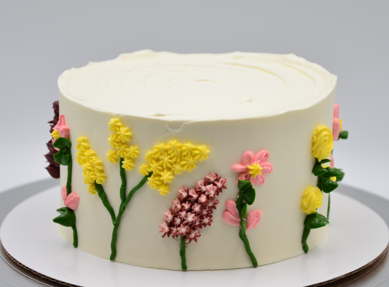 Exquisitly decorated wilder flower theme cake